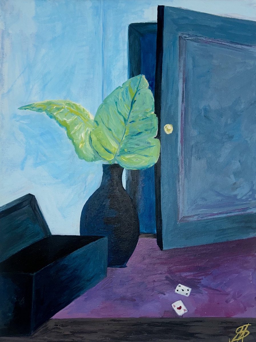 An margozé : vase sombre avec une grande feuille, boîte ouverte, porte bleue et cartes à jouer