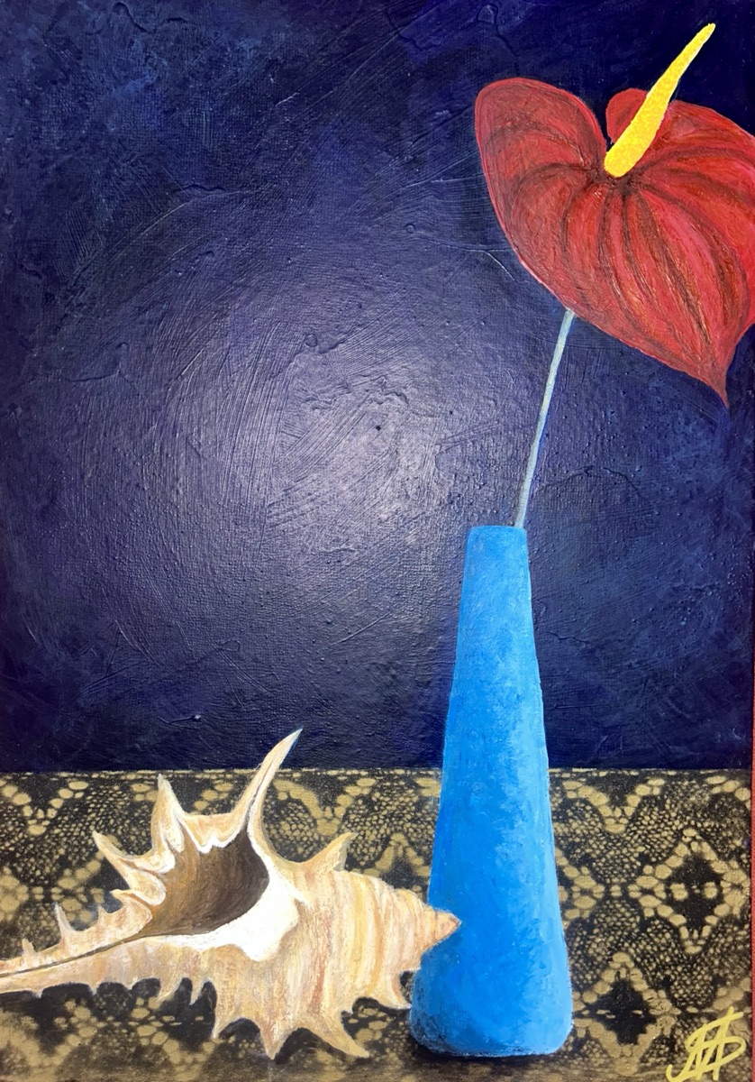 Zanémone : anthurium rouge dans un vase bleu, coquillage posé sur une dentelle